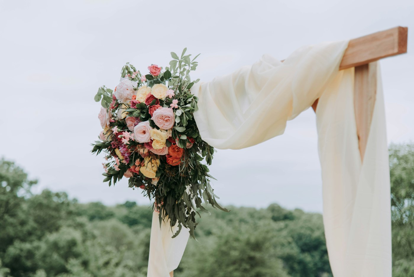 Arco de flores para una ceremonia al aire libre