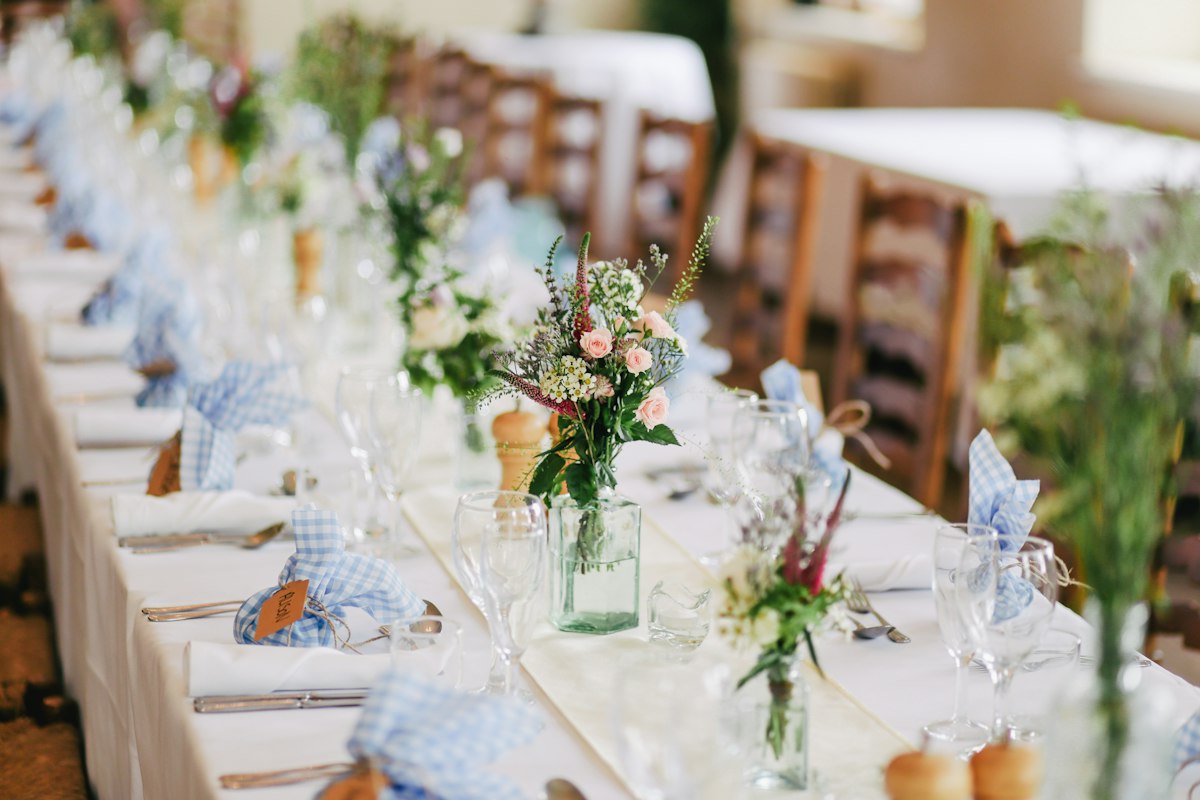Mesa decorada con flores